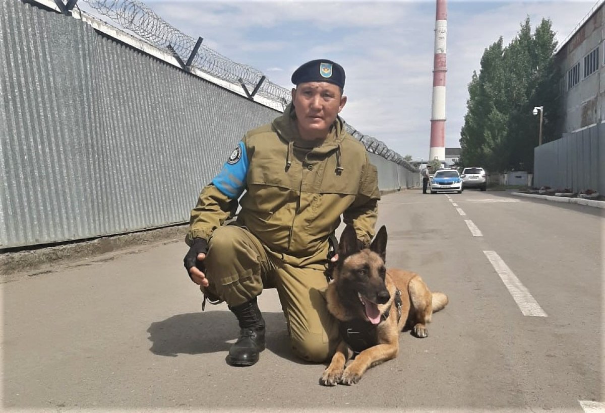 Сержант Бауржан Кайлинов с бельгийской овчаркой Бони