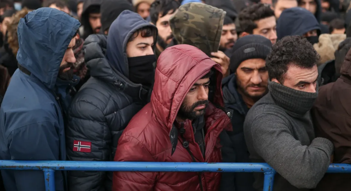 Фото: ТАСС/Сергей Бобылев. Мигранты на белорусско-польской границе.