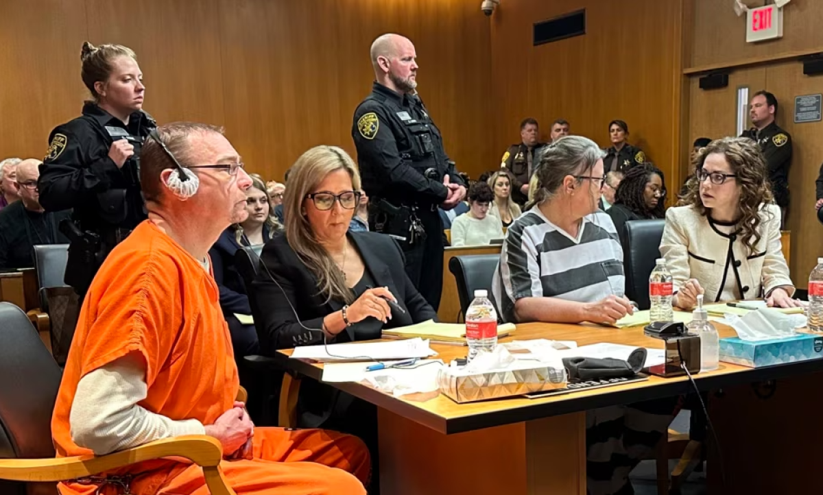 Фото: AP Photo / На фото слева направо: Джеймс Крамбли, адвокат Мариэлл Леман, Дженнифер Крамбли и адвокат Шеннон Смит