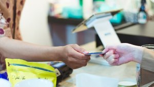 Безденежное общество: казахстанцы все чаще отказываются от наличных