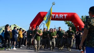 Военнослужащие и любители спорта приняли участие в забеге в честь легендарного летчика Талгата Бегельдинова