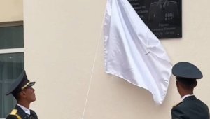 Погибшему при спасении тонущего ребенка учителю НВТП открыли мемориальную доску