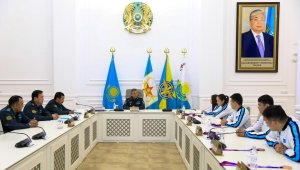 Чемпионов и призеров Азиады поощрили от имени министра обороны.