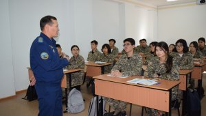 Военные летчики провели урок мужества в столичной школе