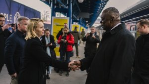 Министр обороны США прибыл в Киев