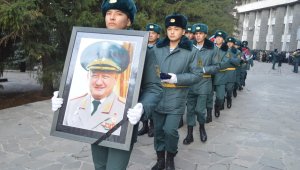 В Алматы в последний путь провели генерал-майора Алмасбека Абдрахманова