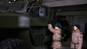 В Конаеве вновь прибывшим военнослужащим вручили вооружение и военную технику