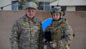 Медаль от министра обороны вручили Мейрамбеку Искакову, спасшему человека из горящего автомобиля