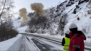 В ВКО провели спуск лавин около оживленных трасс