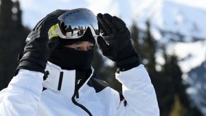 Садыр Жапаров поздравил кыргызстанцев с Новым годом в горнолыжном костюме