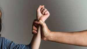 Уголовная ответственность за побои: законопроект о семейно-бытовом насилии рассмотрит Мажилис РК