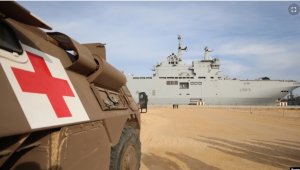 Медики помогают раненным палестинцам на борту военного корабля