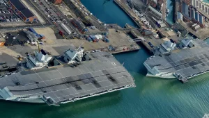 Британский авианосец сломался накануне крупнейших учений НАТО