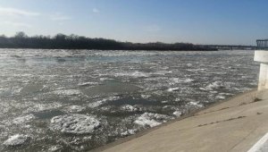 В ВКО ребенок уплыл на отколовшейся льдине по Иртышу