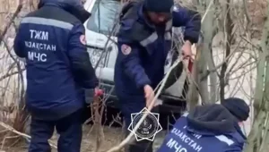 Автомобили с 10 пассажирами едва не затонули в Казахстане