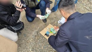 Подозреваемые в краже 94 млн тенге скрылись на надувной лодке в ВКО