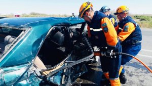 Двух женщин зажало в искореженном авто в Кызылординской области