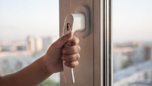 Двое детей выпали из окна в Актобе