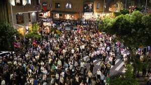 Протесты в Армении: палатки у здания парламента и требования об отставке правительства