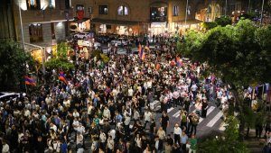 В Армении двух человек подозревают в подкупе митингующих