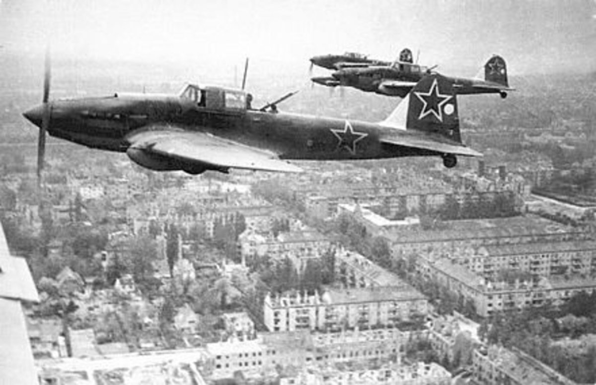 Фото: звено Ил-2М над Берлином. Архивное фото, 1945 г. Wikipedia.
