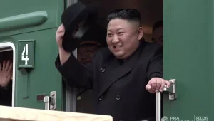 Ким Чен Ын прибыл в Россию вместе с военными чиновниками