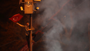 В городах Турции прошли беспорядки из-за снятия оппозиционера с выборов