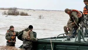 Военные инженеры доставляют гуманитарную помощь паромной переправой в СКО