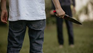 Школьник напал с ножом на учителя и одноклассника в Павлодаре